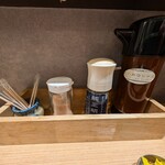 とんかつ成蔵 - 塩、胡麻油、ソースが置かれてます。