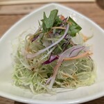 とんかつ成蔵 - サラダはドレッシングが既にかけられてます。