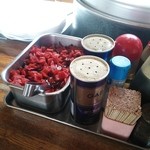 タロー軒 - カスターセットには真っ赤な福神漬が目に鮮やかです。