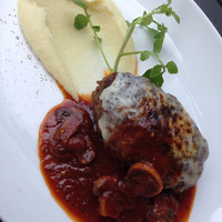 THE COSMOPOLITAN GRILL BAR TERRACE - メイン ハンバーグ