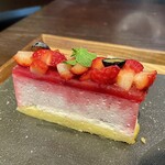 メゾン ド フルージュ - 苺のチーズケーキ　レアチーズ風のヨーグルトケーキに近く、爽やかでサッパリ