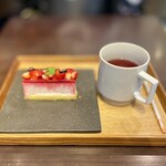 メゾン ド フルージュ - 苺のチーズケーキ、ワイルドベリーティー（ケーキセットのうち）