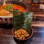 麺屋 やしち - レッドに付いてる辛肉と海苔