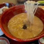 酒粕うどん たぐち - お素麺のように綺麗なうどんは、お伺いした所、素麺屋さんで作られてるツルもちうどん◥█̆̈◤࿉∥✨️細くても適度なコシも最後まで感じられました✨️✨️