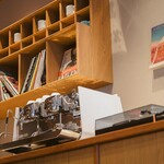 BLUE SIX COFFEE - 時間帯によって変わる音楽もお楽しみください