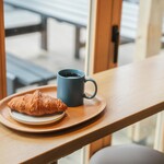 BLUE SIX COFFEE - 外に面した開放的なお席