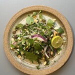 戻り鰹のタタキとタイ米のラープサラダ