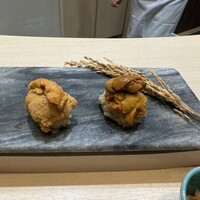 八重洲 鮨 海味 - 雲丹2種食べ比べ。左が確か紫雲丹で、右がバフン雲丹。
