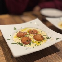 イル ビッライオ - アランチーニとゴルゴンゾーラの揚げニョッキ　ラルド添え