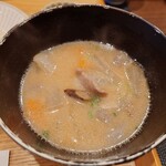 江戸堀 焼豚食堂 - 豚汁には、ごぼう、こんにゃく、しめじ、大根、にんじんと具だくさん。