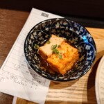 江戸堀 焼豚食堂 - 選べる小鉢一品は、あつあげ甘辛煮。