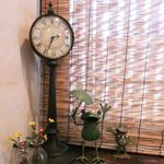 かえるcafe -  古いおうちを改装した店内は靴を脱いであがるようになっていて、
      親戚の家に遊びにきたみたい。とってもくつろぎます。
      かえるCafeの名前のとおり、
      カエルグッズがお店のあちらこちらに飾ってあるよ。