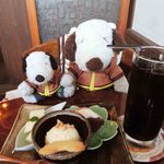 かえるcafe -  スイーツ３種盛りセットを注文！
      ボキはドリンクにアイスコーヒー。
