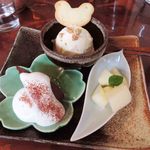 かえるcafe - スイーツはお店の方の手作りでとっても美味しいよ。
      チョコレートケーキはしっとり濃厚でチョコ好きにはたまりません。
      アイスクリームの上にはカエルさんの顔形クッキーが。