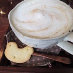 かえるcafe -  ちびつぬはカフェオーレを注文。
      こちらにもカエルさんの顔形クッキーがついてるよ。
      よく見ると、スイーツセットについてたクッキーと表情が違うの。
      凝ってるね～