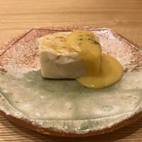 日本料理 e. - 季節を感じる焼き胡麻豆腐。表面はカリカリ、中身は熱々トロリです。