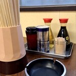 華萬 - 卓上調味料と、なんと灰皿ですよ