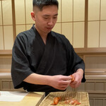 鮨 陸 - 熱々の車海老を涼しい顔でむいてくださいました