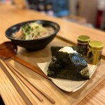 小料理 つばめ - ◯冷やし肉そばとおにぎりのセット¥1,050
…おにぎりの具は、メニューの5種から選べます