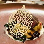 6eme Kobe - 六甲姫牛のシャトーブリアンのグリエ✨
      葉脈の様に仕上げているのは、じゃがいもを潰して作られた芸術の様な手作りの逸品✨焼き菓子ではよく見ますが、お肉料理の付け添え用に美味しく作られています✨