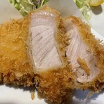 丸五 - ロースカツ断面　しなやかな肉質最高