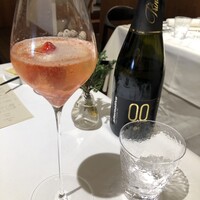 JINBO MINAMI AOYAMA - ストロベリースプマンテ　ノンアルコールに。イチゴ美味しい。蜂蜜に浸かってます。
