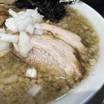 燕三条らーめん潤 - チャーシューはホロリと柔らか。シャキシャキのタマネギがいいアクセント。