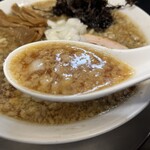 燕三条らーめん潤 - 熱々で煮干しが香ります。背脂が覆っていますが、ベースのスープはすっきりしているので全然しつこくない。旨いスープ