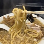 燕三条らーめん潤 - 麺はストレート太麺。モチモチ食感です。