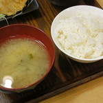 ジョニーのからあげ - 定食メニューのご飯と味噌汁（2014年5月） 