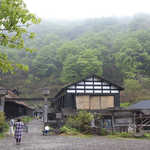 鶴の湯温泉 - 朝10時になると、日帰り入浴のお客さんが数多く訪れます。さあ、私はお暇しましょう