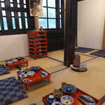 鶴の湯温泉 - 一膳ずつ用意された朝食。席を確認し、あぐらをかいて座る