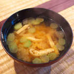 鶴の湯温泉 - 朝の味噌汁を美味しく味わえたなら、それだけで大きな幸せ。スライスのふきが入る