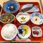 鶴の湯温泉 - 朝ごはん。魚や山菜が中心で、心地良い目覚めにぴったりの献立だ