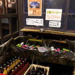 鶴の湯温泉 - 流水で冷やされる瓶ビールや瓶ジュースたち。思わず買いたくなりますよね～