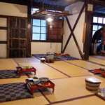 鶴の湯温泉 - 畳にちゃぶ台。奥では岩魚と芋の子汁が、火に掛けられています