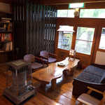 鶴の湯温泉 - ちょっとした休憩スペースも、木の温もりに溢れている