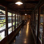 鶴の湯温泉 - 総木造の館内は広く、ちょっとした探検気分