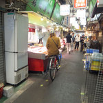 鶴橋まぐろ食堂 -  自転車に乗ったまま買い物する人をよく見かけます。