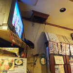 鶴橋まぐろ食堂 - 天井の四角い穴を通して2階に料理を運びます。