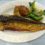 カルフール - メイン皿「サバ明太」※上左:大根おろしに醤油掛け、右:菜の花おろしにドレッシング