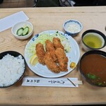 大衆割烹 三州屋 - カキフライ定食（ごはん、味噌汁、お新香付き）［1,800円］、タルタルソース［100円］