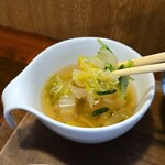 キッチン ブルー グローブ - 具沢山な白菜スープ