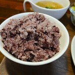 キッチン ブルー グローブ - 黒米大盛りのアップ