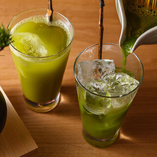 川本屋本舗から仕入れる抹茶など、素材にこだわったカクテル