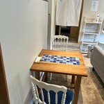 三朝ヨーグルト - タイルの机も可愛いし、椅子もインテリアもとても好みです。