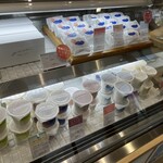 三朝ヨーグルト - ショーケースの各種ヨーグルト達 ヨーグルトサンドもありますよ。私はヨーグルトバターサンドクッキー(330円)とドリンクヨーグルト(380円)梨ヨーグルト(380円)にしました。2人でシェア食いです。