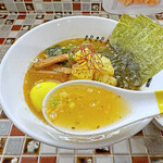 パパパパパイン - 「スープの1/4がパイナップル果汁」との事なのでかなりの比率ですが、それでも元の味とほぼ変わらない味に出来ているのは凄いです