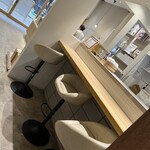 三朝ヨーグルト - カウンターもあったりして、1人でもゆっくり出来そうですね。(´∇｀)