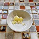 パパパパパイン - 「パイナップル海老塩ラーメン」には欠かせない「ニンニク」